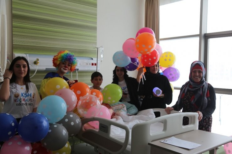 Kayseri Şehir Hastanesinde tedavi gören çocukları eğlendiren sürpriz