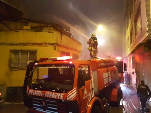 4 katlı binanın çatısı alev alev yandı