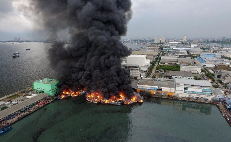 Endonezya’da limanda yangın: 20 tekne yandı