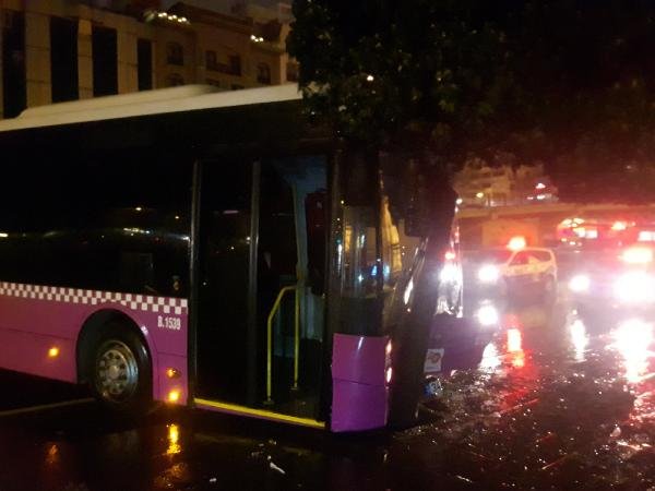Fatih'te özel halk otobüsü bariyerlere çarptı (1)