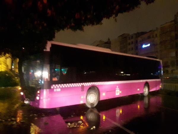 Fatih'te özel halk otobüsü bariyerlere çarptı (1)