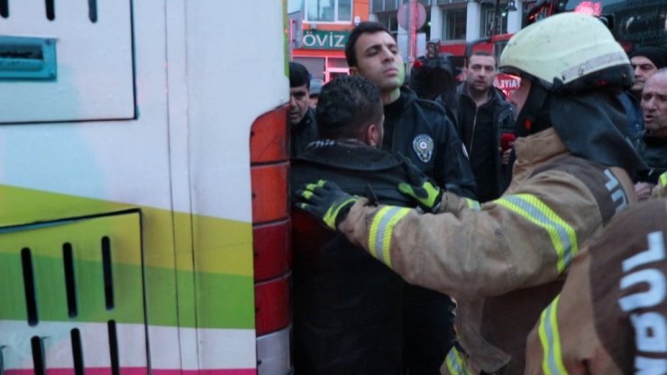 Kadıköy’de garip olay "Bebeğim orada" dedi otobüsün altına girdi