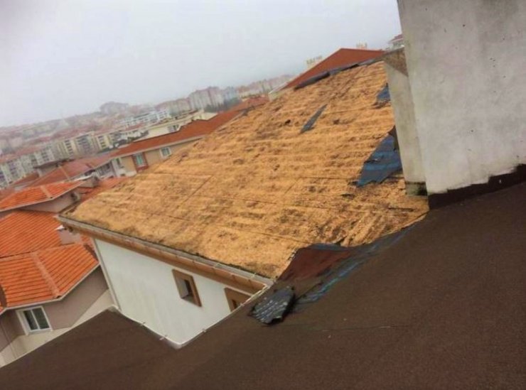 Fırtına çatıları uçurdu