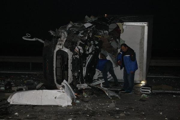TIR’a çarpan kamyonet hurdaya döndü, sürücü hafif yaralandı