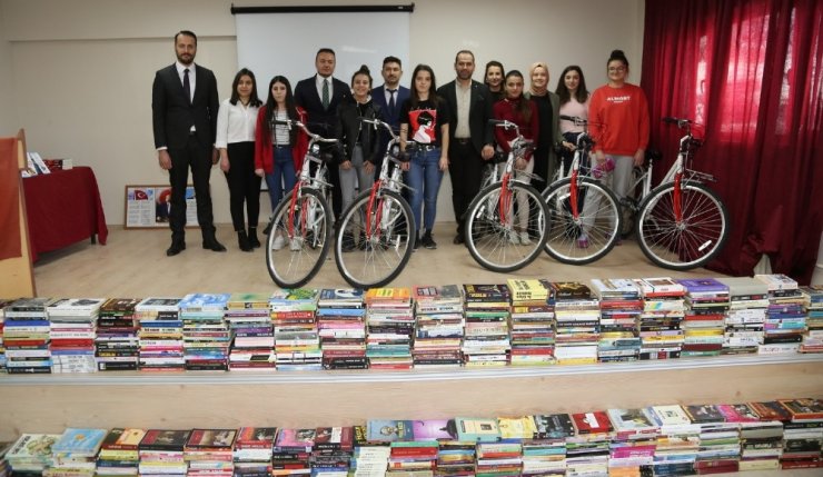 Uşak’ta gençlere kitap ve bisiklet hediye edildi