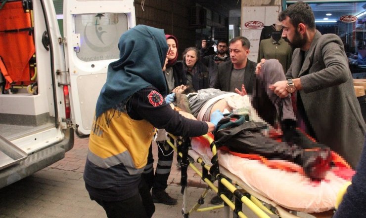 Çay ocağında çalışan anne bıçaklanan oğlunu bir an olsun yalnız bırakmadı