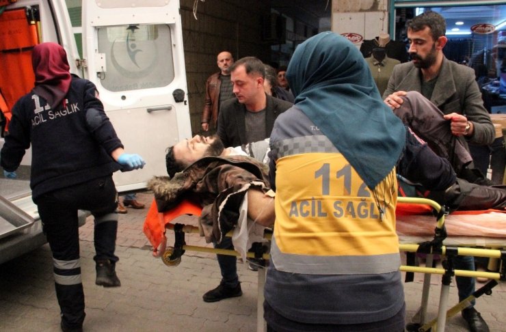 Çay ocağında çalışan anne bıçaklanan oğlunu bir an olsun yalnız bırakmadı