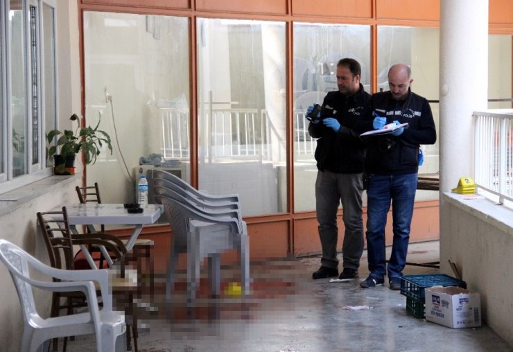 Çay ocağında çalışan anne bıçaklanan oğlunu bir an olsun yalnız bırakmadı