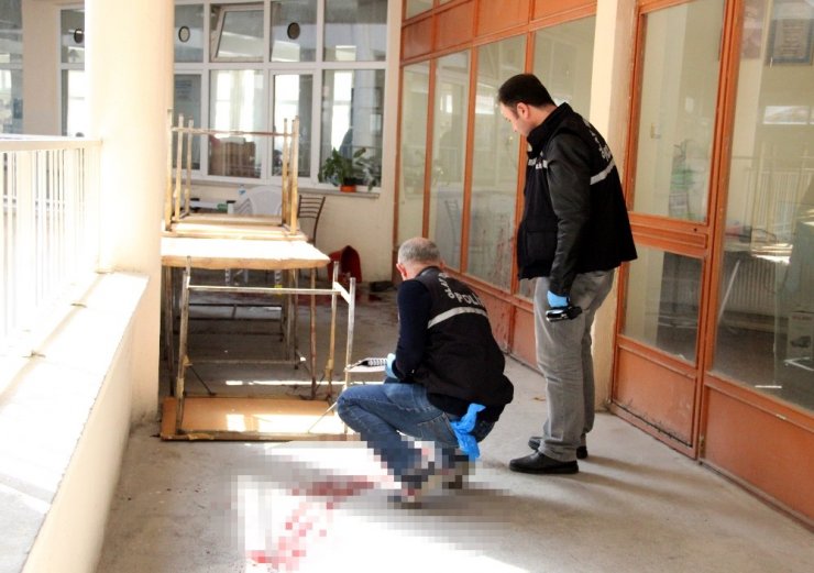 Çay ocağında çalışan anne bıçaklanan oğlunu bir an olsun yalnız bırakmadı