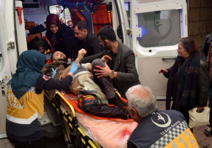 Çay ocağında çalışan anne bıçaklanan oğlunu bir an olsun yalnız bırakmadı