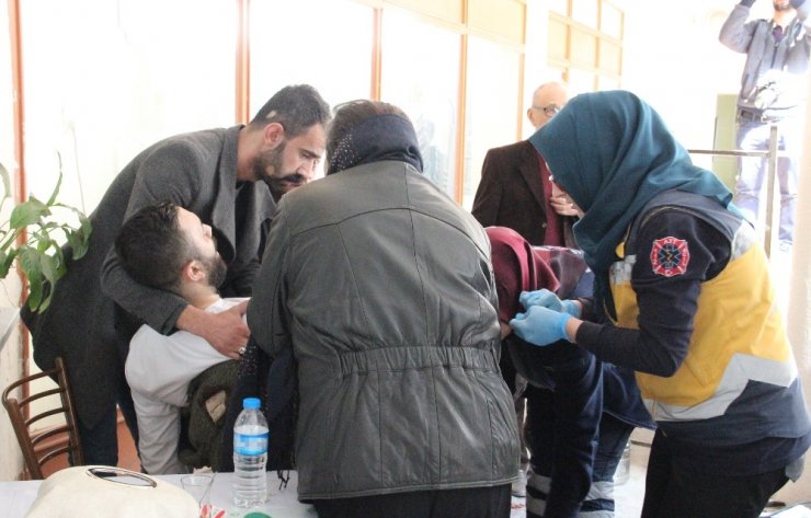 Çay ocağında çalışan anne bıçaklanan oğlunu bir an olsun yalnız bırakmadı