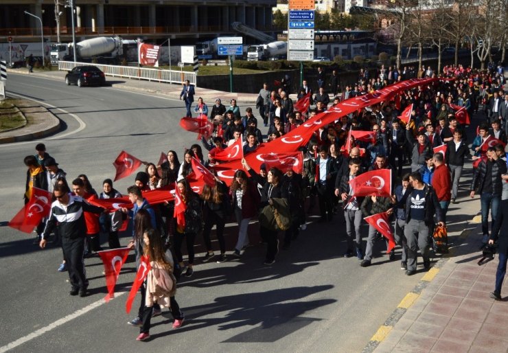 Çanakkale şehitleri için 50 metrelik Türk bayrağı ile yürüyüş