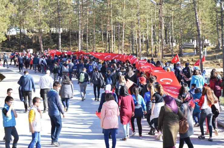 Çanakkale şehitleri için 50 metrelik Türk bayrağı ile yürüyüş