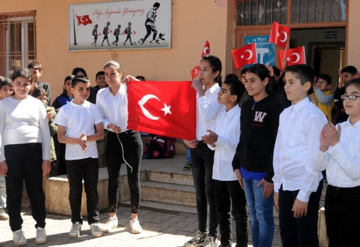 Sınırın sıfır noktasından Türk bayraklı Çanakkale mesajı