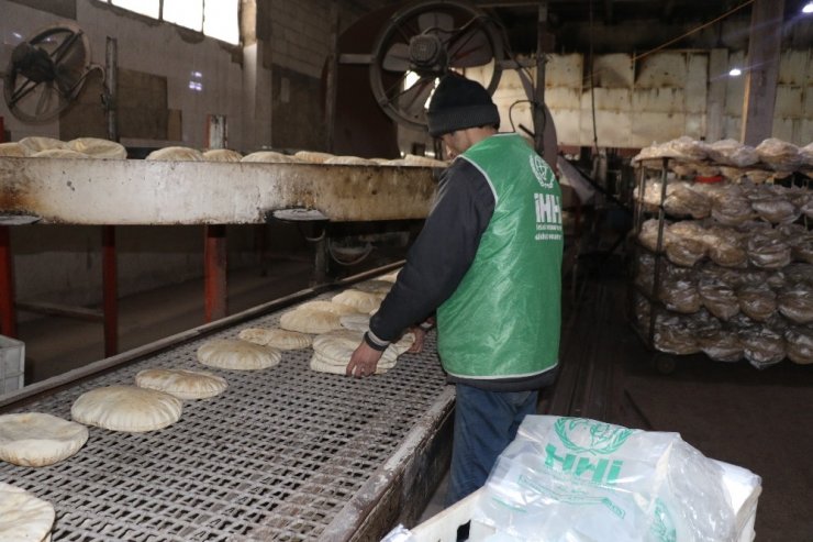 Suriye’deki yetimlere ve öğretmenlere ekmek yardımı