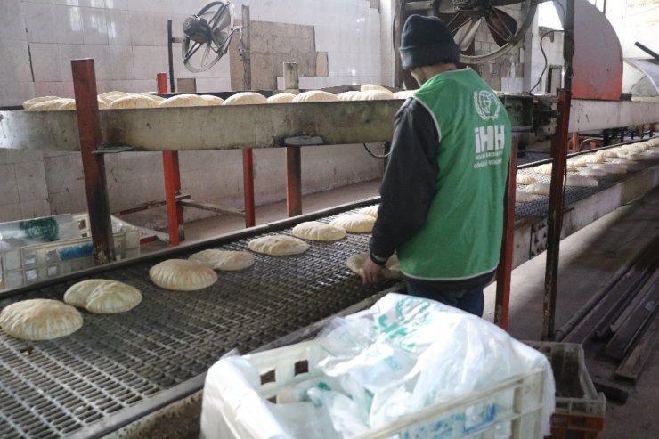 Suriye’deki yetimlere ve öğretmenlere ekmek yardımı