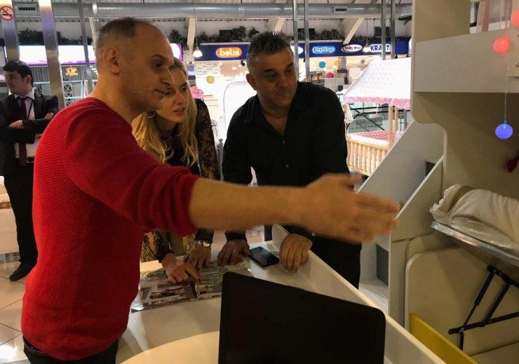 Ünlü oyuncu Wilma Elles, çocuklarına çocuk odası takımı aldı