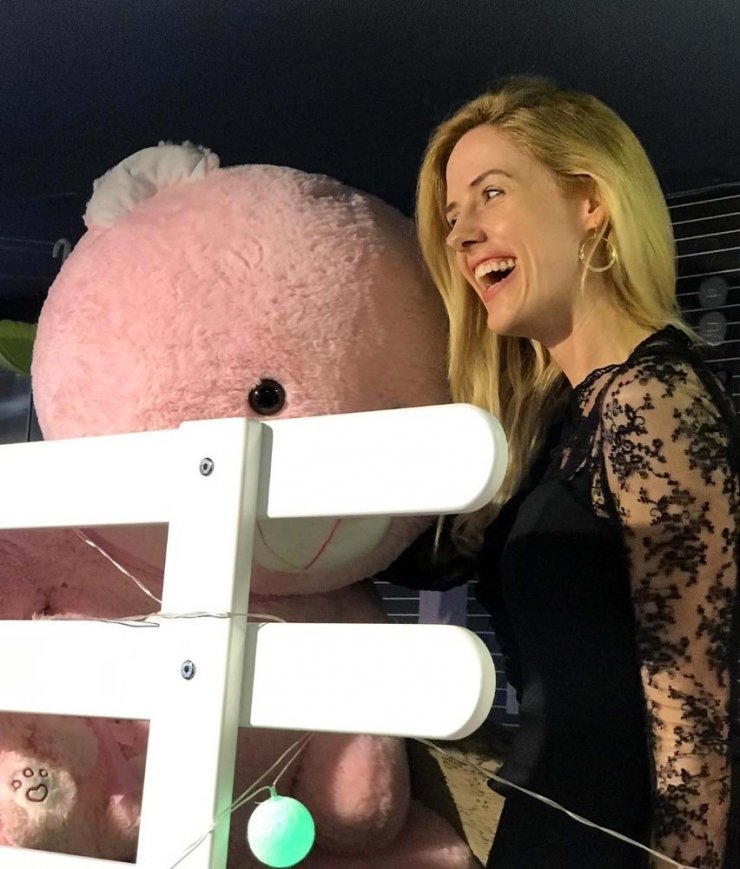 Ünlü oyuncu Wilma Elles, çocuklarına çocuk odası takımı aldı