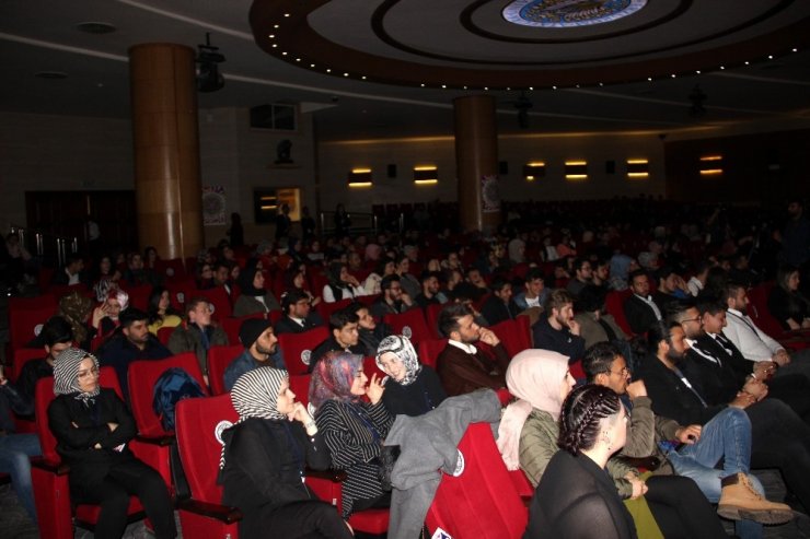 "Deliler" film ekibi öğrencilerle bir araya geldi