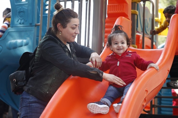 Konak’taki yenilenen parklarda çocuk şenliği