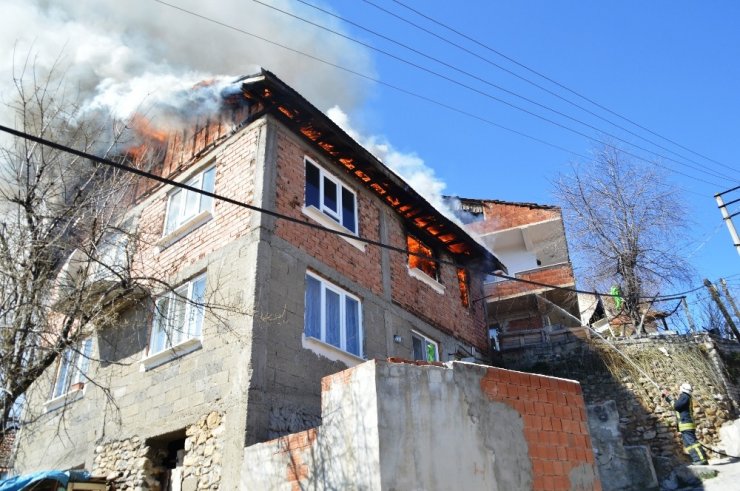 İki katlı evde çıkan yangın, üst katı ve çatı kısmını küle çevirdi
