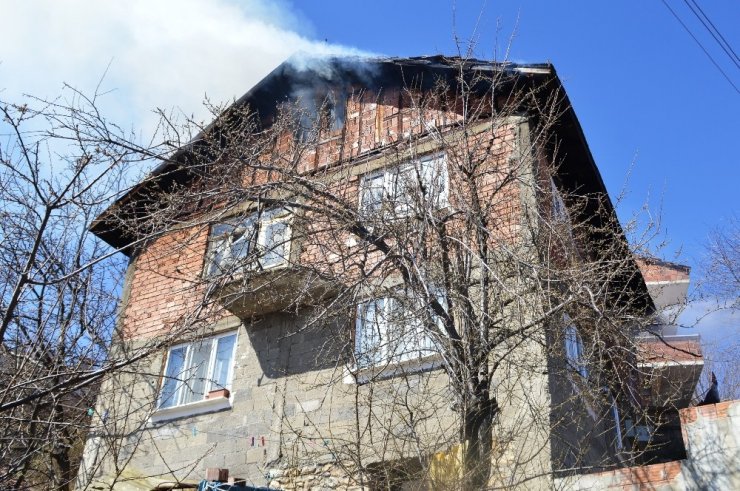 İki katlı evde çıkan yangın, üst katı ve çatı kısmını küle çevirdi