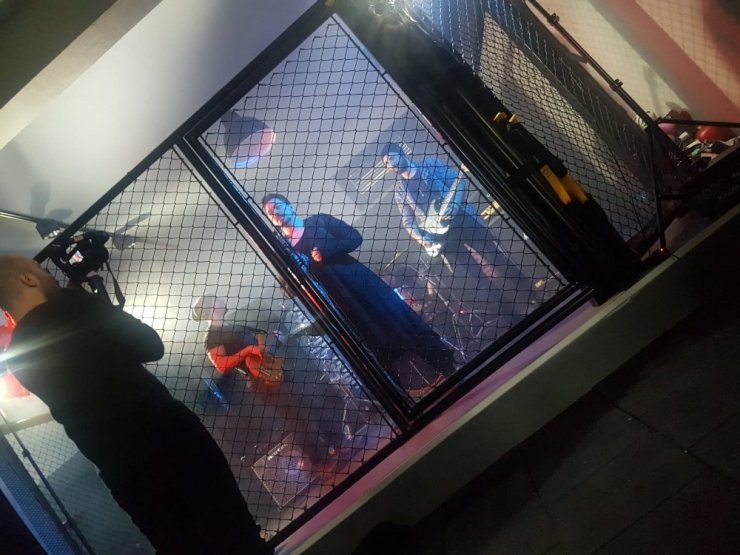 Rockçı Erdem Genç ikinci klibinde kafes dövüşü hakemi oldu