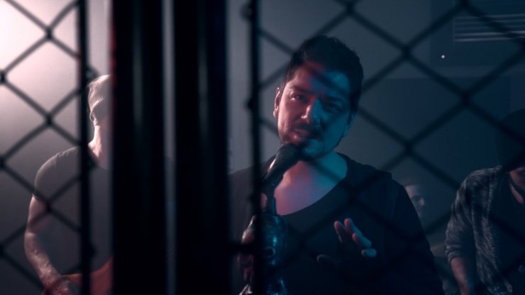 Rockçı Erdem Genç ikinci klibinde kafes dövüşü hakemi oldu