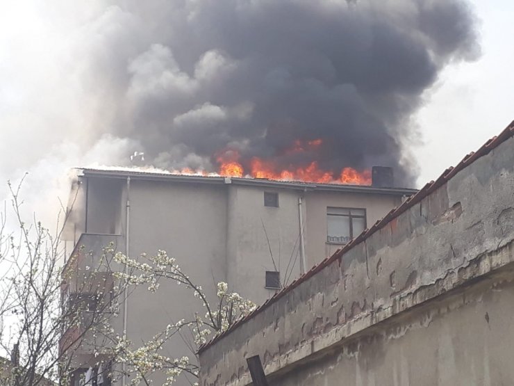 5 katlı binanın çatı katı alev alev yandı