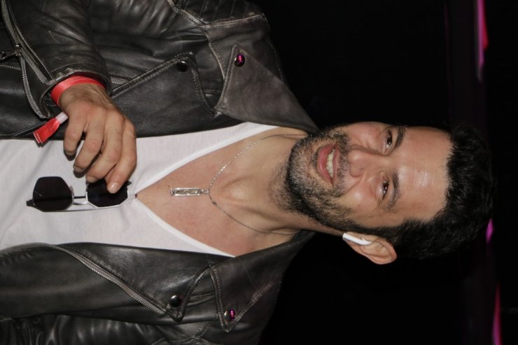 Ünlü tasarımcı, "Onu Alma Beni Al" koleksiyonunu tanıttı