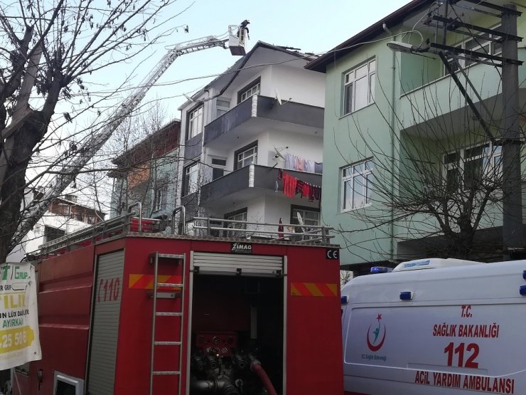 Darıca’da 3 katlı binanın çatısı alev alev yandı