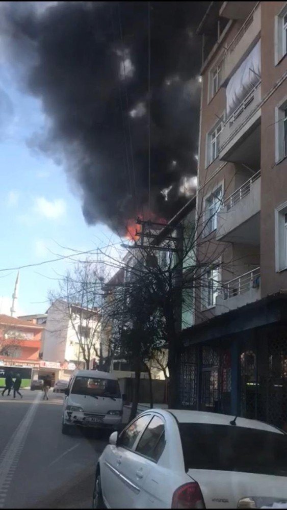 Darıca’da 3 katlı binanın çatısı alev alev yandı