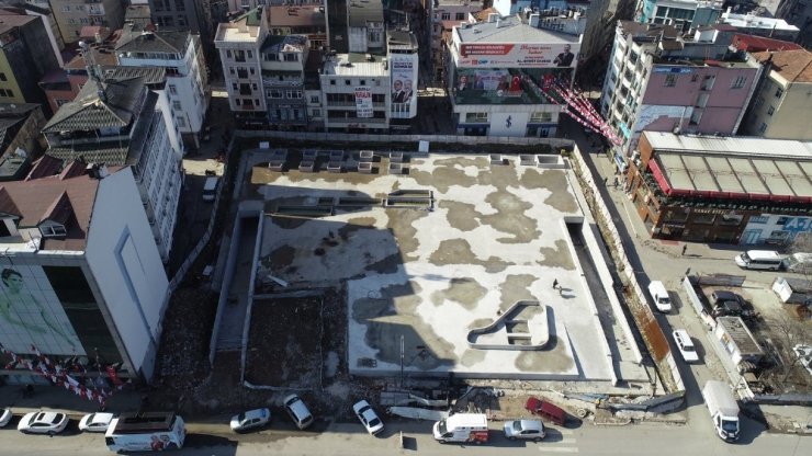 Fatsa Cumhuriyet Meydanı’na zemin betonu döküldü