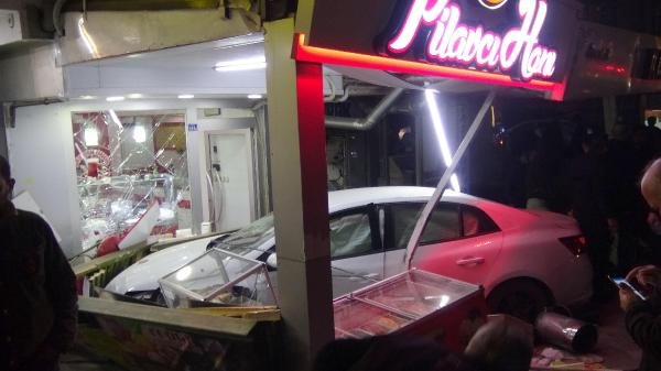 Otomobil pilavcı dükkanına girdi: 2 yaralı
