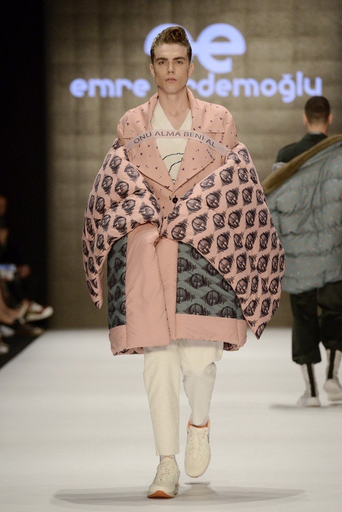 Ünlü tasarımcı, "Onu Alma Beni Al" koleksiyonunu tanıttı