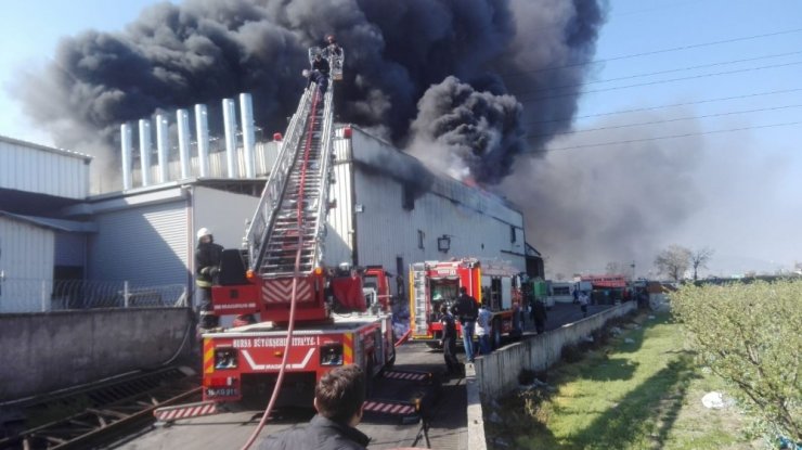 Bursa’da korkutan fabrika yangını