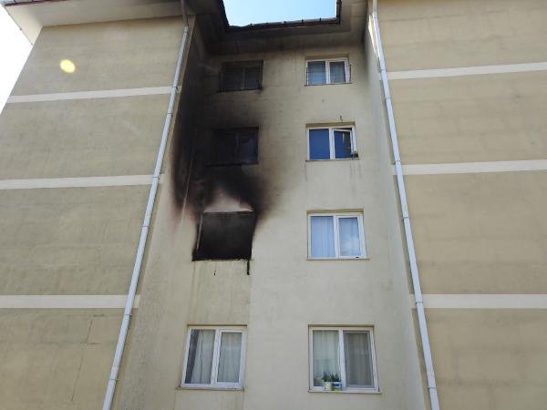 Evini ateşe verdi, 4 kişi dumandan etkilendi