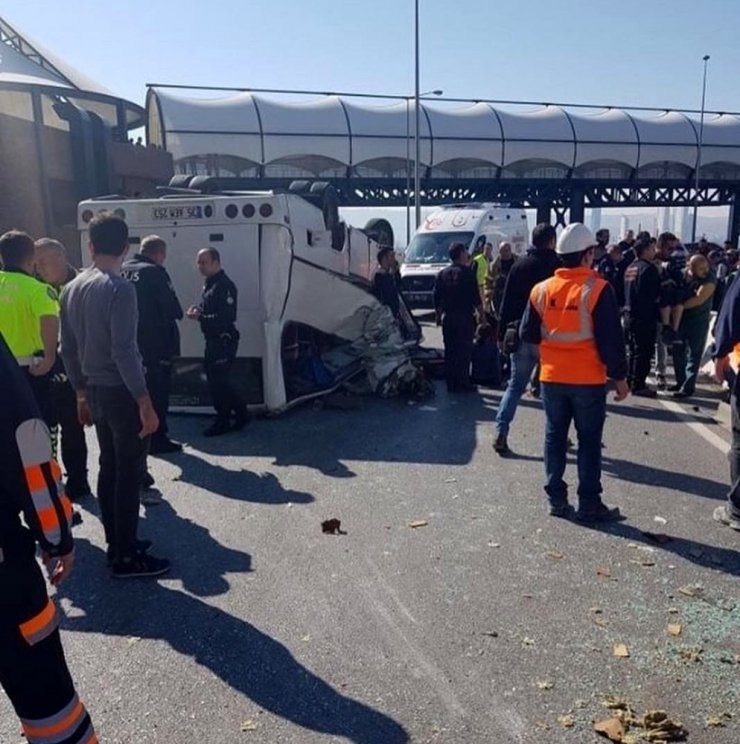 İzmir’in Çiğli ilçesinde down sendromlu çocuklar ve ailelerini taşıdığı belirtilen midibüs, iddialara göre virajı alamayarak devrildi. 4’ü ağır 28 yaralının bulunduğu kaza sonrası bölgeye ambulanslar sevk edildi.
