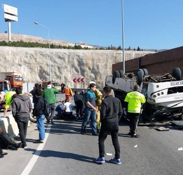İzmir’in Çiğli ilçesinde down sendromlu çocuklar ve ailelerini taşıdığı belirtilen midibüs, iddialara göre virajı alamayarak devrildi. 4’ü ağır 28 yaralının bulunduğu kaza sonrası bölgeye ambulanslar sevk edildi.