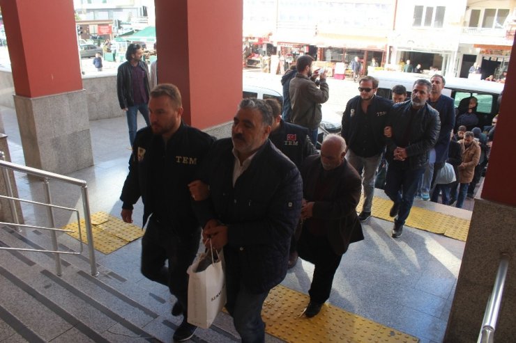 Kocaeli’deki terör operasyonunda gözaltına alınan 14 kişi adliyeye sevk edildi