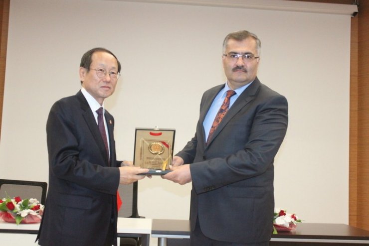 Kore Büyükelçisi Hongghi Choi, Van’da Kore’yi anlattı
