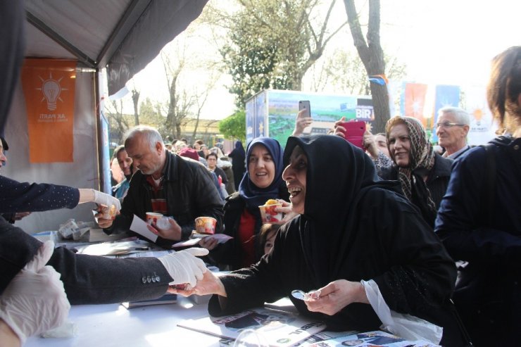 AK Parti Eyüpsultan Belediye Başkan adayı Köken, lezzet festivalinde vatandaşlarla buluştu