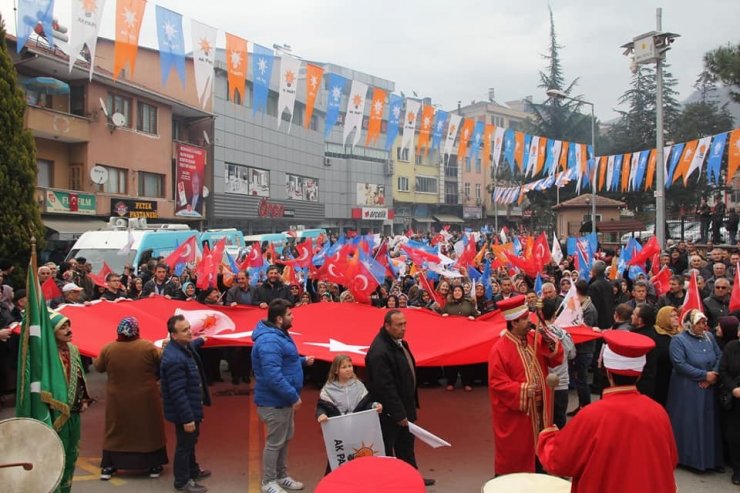 AK Parti Yenice’de ilk mitinginde gövde gösterisi yaptı
