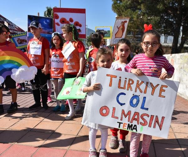İlkokul öğrencileri 'Türkiye çöl olmasın' diye yürüdü