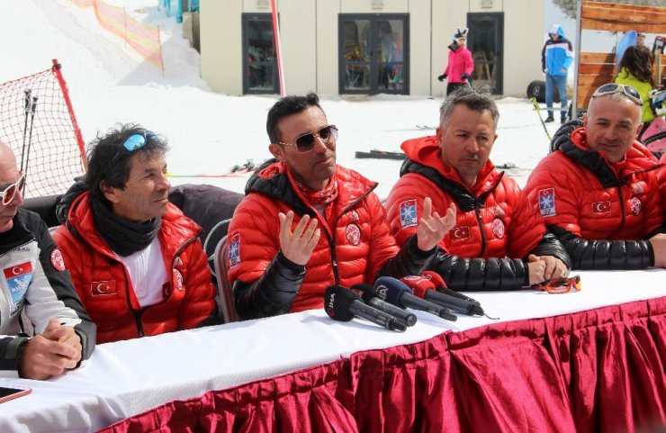 Mustafa Sandal’dan Aspen’e özel şarkı