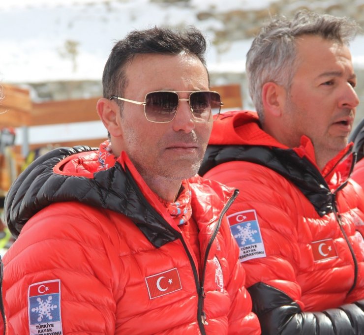 Mustafa Sandal’dan Aspen’e özel şarkı