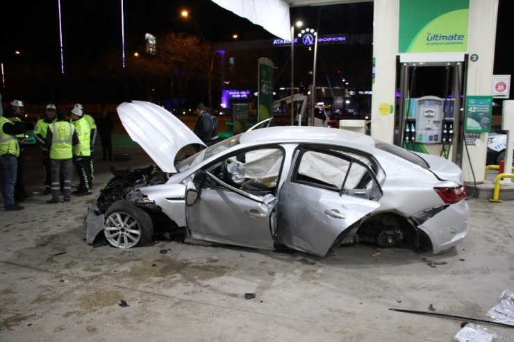 Başkent’te önündeki araca çarpan alkollü sürücü benzinliğe girdi: 1’i ağır 4 yaralı