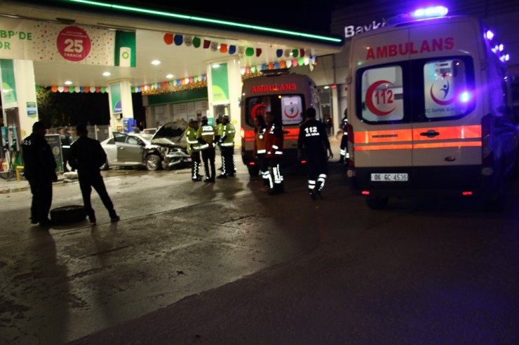 Başkent’te önündeki araca çarpan alkollü sürücü benzinliğe girdi: 1’i ağır 4 yaralı