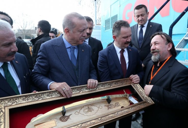 Burhaniyeli Tural, hazırladığı Kanuni kılıcını Cumhurbaşkanı Erdoğan’a hediye etti