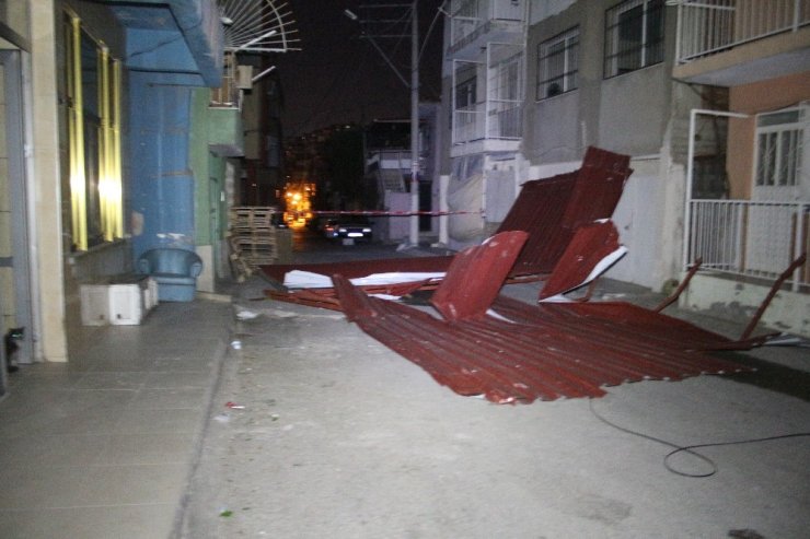 İzmir’de fırtına etkili oldu, çatıları uçurdu